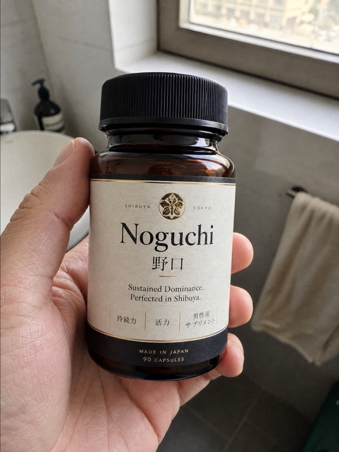 Botol Noguchi di tangan pengguna